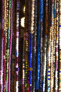 rideau de sautoirs en perles multicolores